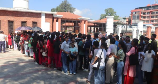 सर्वसाधारणका लागि खुला गरिएपछि धरहरा चढ्नेको भीड