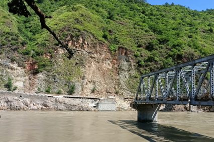 स्थलगत रिपोर्टः सिन्धुलीलाई रामेछाप र ओखलढुङ्गासँग जोड्ने पुलमा क्षति