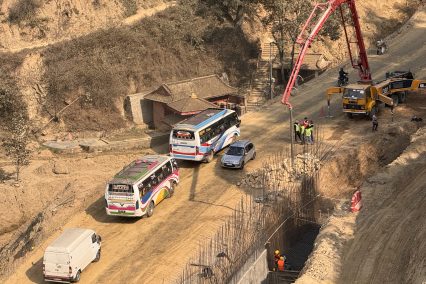 साँगामा सडक विस्तारका क्रममा पहिरो खस्दा मजदुर घाइते