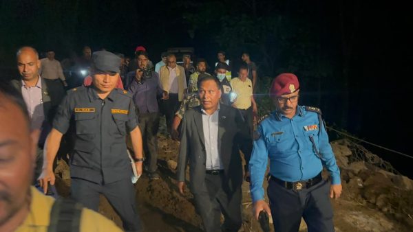 मन्त्री घिसिङद्वारा झापाका बाढी प्रभावित क्षेत्रको अवलोकन
