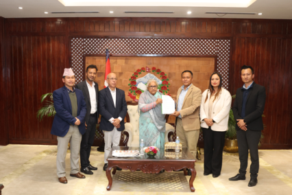 प्रधानमन्त्री कार्कीलाई उज्यालो नेपाल पार्टीले बुझायो बधाई ज्ञापन