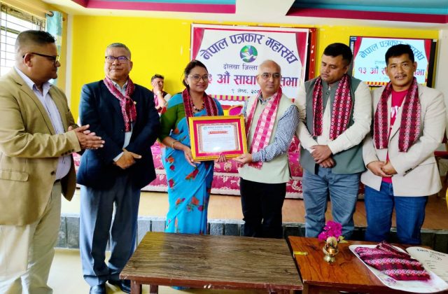 राससकर्मी खड्का ‘विकास पत्रकारिता पुरस्कार’ बाट पुरस्कृत